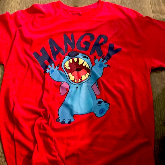 A red tee shirt with the words hung and a picture of stitch - Picture 1 of 2